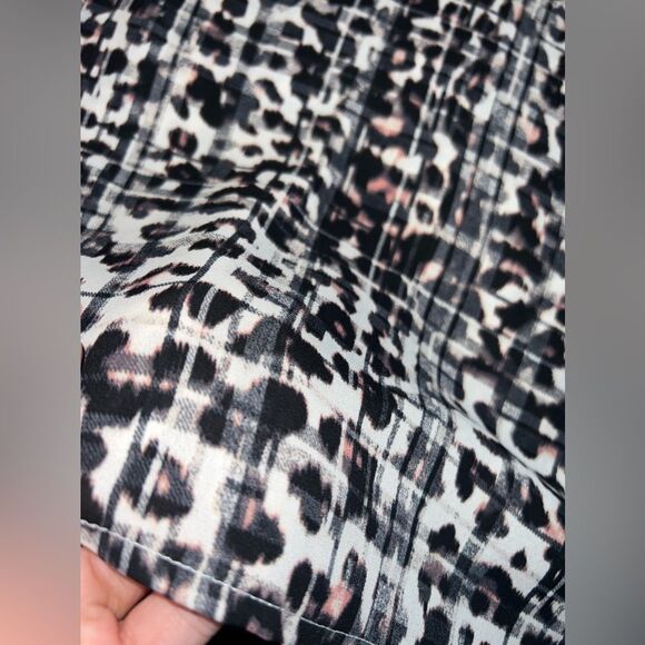 TORRID Georgette Keyhole Flutter Sleeve Blouse in Leopard Print Size 4 EUC - Picture 4 of 11